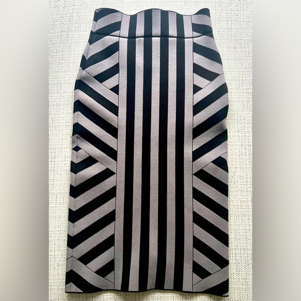 BCBG MaxAzria Pencil Skirt,Size XXS,Black/Grey geometric pattern. L21” as shown